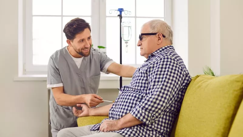 Infirmier avec personne âgée senior à domicile
