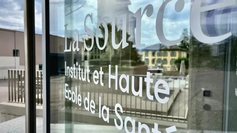 Logo La Source sur porte vitrée