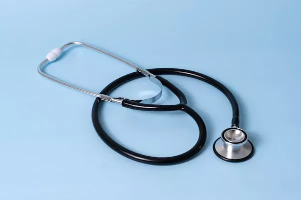 Stéthoscope sur fond bleu clair
