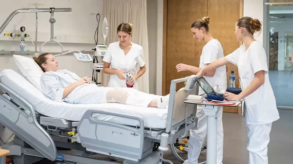 infirmiers avec patient dans un lit d'hopital