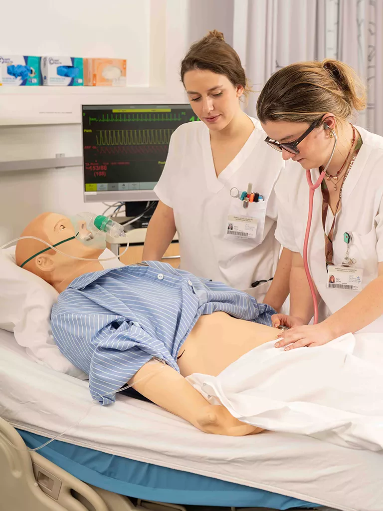 Deux étudiantes infirmières en simulation avec un mannequin haute fidélité