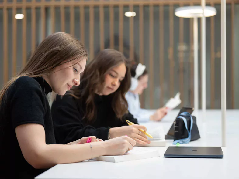 etudiantes-la-source-a-la-bibliotheque