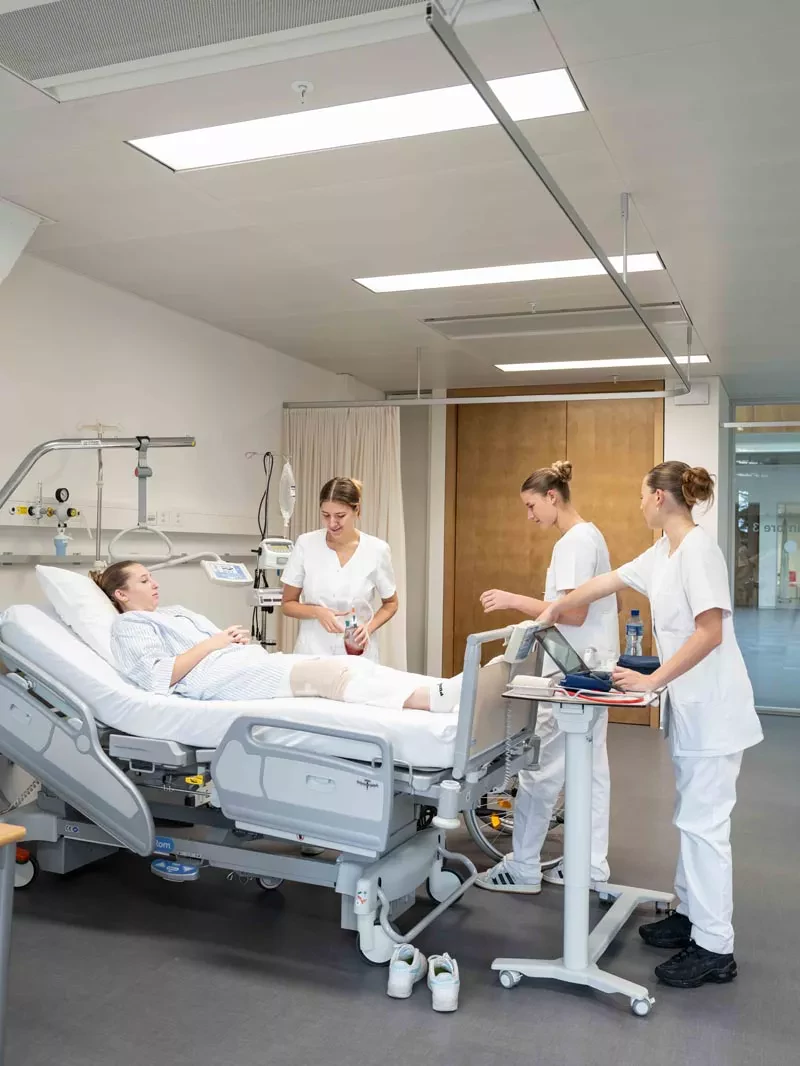 Etudiants soins infirmiers autour d'un lit