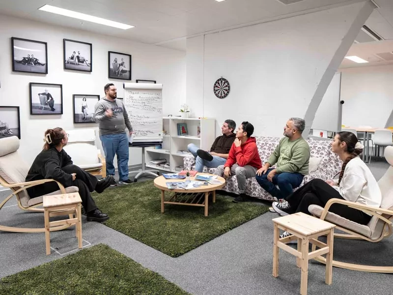 Etudiant discussion au SILAB